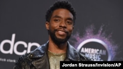 រូបឯកសារ៖ លោក Chadwick Boseman ចូលរួមកម្មវិធីមហោស្រពតន្ត្រី American Music Awards កាលពីថ្ងៃទី ២៤ ខែវិច្ឆិកា ឆ្នាំ២០១៩ នៅទីក្រុង Los Angeles រដ្ឋ California។