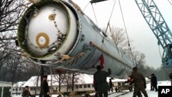 Soldiers prepare to destroy a ballistic SS-19 missile in the yard of the largest former Soviet military rocket base in Vakulenchuk, Ukraine, December 24, 1997. 