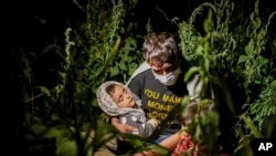 ফাইল ছবি—তুরস্কের পূর্বাঞ্চলে বিতলিস প্রদেশের তাতভানের পল্লী এলাকায় আফগান শরণার্থীরা অপেক্ষা করছেন।১৮ আগস্ট, ২০২১।