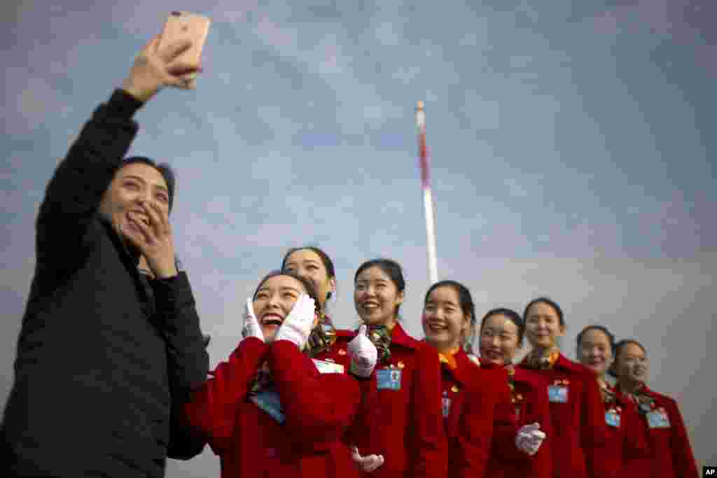 中国全国人大举行开幕式之际,在人民大会堂外面,服务员自拍。(2018年3月5日)