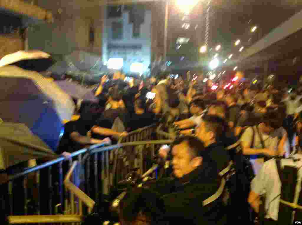 8点半左右,示威者手举雨伞再次冲击警方防线,警方则狂喷辣椒喷剂还击。警方调派大批警员增援,并将配备防暴头盔的警员派至一线与示威者对峙。警方不断呼吁示威者保持冷静,不要冲击警方防线,要求示威者尽快离开。