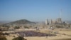 Mineiros aguardam entrada na mina de platina de Marikana na África do Sul