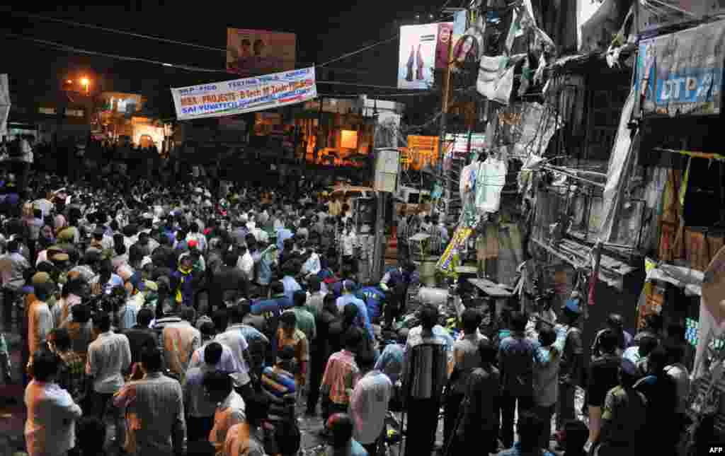 Indian authorities and onlookers are pictured at the site of a bomb blast at Dilshuk Nagar in Hyderabad, India, February 21, 2013.
