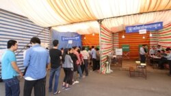 រូបឯកសារ៖ ពលរដ្ឋ​ឈរតម្រង់ជួររង់ចាំចូលបោះឆ្នោតនៅព្រឹកថ្ងៃទី២៩ ខែកក្កដា ឆ្នាំ២០១៨ នៅការិយាល័យបោះឆ្នោត​ក្នុង​សាលាគរុកោសល្យវិក្រិត្យការក្រុង ក្រុងតាខ្មៅ ខេត្តកណ្តាល។ (ទុំ ម្លិះ/វីអូអេ)