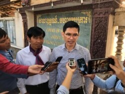 រូបឯកសារ៖ លោក​អ៊ួន ឈិន និង​លោក​យាង សុធារិន អតីត​អ្នកយក​ព័ត៌មាន​របស់​វិទ្យុអាស៊ីសេរី​ និយាយ​ជាមួយ​អ្នកកាសែត​នៅក្រៅ​សាលាឧទ្ធរណ៍​ក្នុង​ទីក្រុង​ភ្នំពេញ កាលពីថ្ងៃទី​២៣ ខែ​ធ្នួ​ ឆ្នាំ​២០១៩។ (ទុំ ម្លិះ​/VOA)
