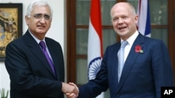 Indian Foreign Minister Salman Khurshid, left, with British Foreign Secretary William Hague, New Delhi, Nov. 8, 2012.