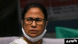 পশ্চিমবঙ্গের মুখ্যমন্ত্রী এবং তৃণমূল কংগ্রেস (টিএমসি) দলের সুপ্রিমো মমতা বন্দ্যোপাধ্যায় ভারতে আসন্ন উপনির্বাচনের জন্য ভবানীপুর বিধানসভা আসনের জন্য মনোনয়নপত্র দাখিল করতে গিয়ে সমর্থকদের দিকে তাকিয়ে আছেন। ১০ সেপ্টেম্বর ২০২১। (ছবি-এএফপি/দিবাংশু সরকার)