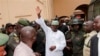 Maj. Hamza Al-Mustapha, yana gaida jama'a loakcin da ya isa wani zaman kotu