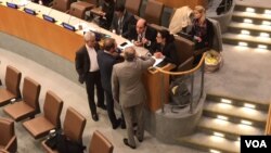 Diplomats try to calm Syrian envoy Amjad Qassem Agha at the United Nations, New York, Oct. 25, 2017. (Photo by Celia Mendoza/VOA)