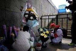 2020年4月4日中国湖北武汉居民在清明节祭奠已故的亲人