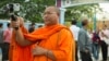 រូបឯកសារ៖ ព្រះតេជគុណ លួន សុវាត កំពុងថតសកម្មភាពទូទៅ នៅខាងមុខមណ្ឌលអប់រំកែប្រែទី១ កាលពីល្ងាចថ្ងៃទី២៧ ខែសីហា ឆ្នាំ ២០១៨ រាជធានីភ្នំពេញ។ (ទុំ ម្លិះ/វីអូអេ)