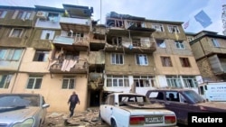 Sebuah bangunan tempat tinggal dan mobil rusak pasca dilancarkannya operasi militer angkatan bersenjata Azerbaijan di kota Stepanakert di Nagorno-Karabakh, wilayah yang dihuni etnis Armenia, 19 September 2023. (Foto: Siranush Sargsyan/PAN Foto via REUTERS)