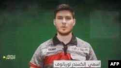 Potongan gambar dari video yang dirilis oleh kelompok Jihad Islam Palestina pada 28 Mei 2024 menunjukkan sandera asal Israel, Sasha Trupanov, berbicara di depan kamera. (Foto: AFP/Islamic Jihad Media Office)