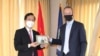 Đại sứ Việt Nam tại Mỹ Hà Kim Ngọc và CEO của Cơ quan Tài chính Phát triển Quốc tế Mỹ (DFC) Adam Boehler tại trụ sở Đại sứ quán Việt Nam ở Washington DC hôm 2/6. (Ảnh chụp màn hình ĐSQ Việt Nam tại Mỹ)