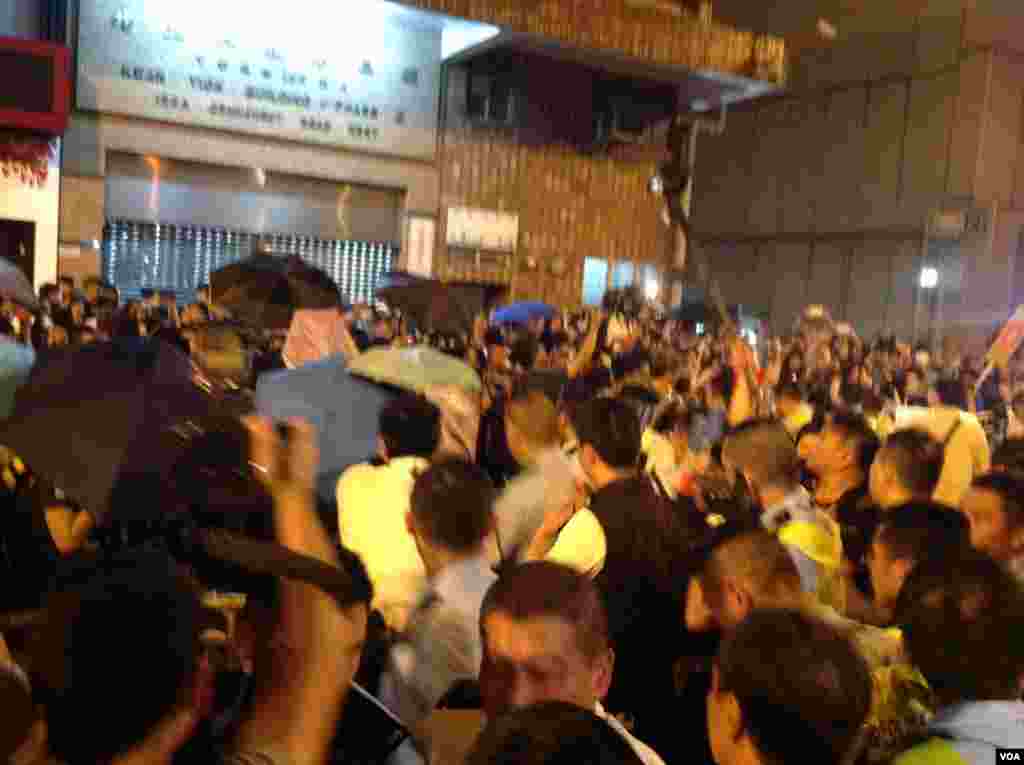 8点半左右,示威者手举雨伞再次冲击警方防线,警方则狂喷辣椒喷剂还击。警方调派大批警员增援,并将配备防暴头盔的警员派至一线与示威者对峙。警方不断呼吁示威者保持冷静,不要冲击警方防线,要求示威者尽快离开。