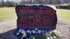 Bunga-bunga di The Rock di Universitas Negara Bagian Michigan, Selasa, 14 Februari 2023, di East Lansing, Michigan untuk mengenang korban penembakan. (Foto: AP)