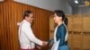 မွန်ပြည်သစ်ပါတီခေါင်းဆောင် နိုင်ဟံသာနဲ့ ဒေါ်အောင်ဆန်းစုကြည်တွေ့ဆုံကြစဉ် (သတင်းဓာတ်ပုံ-နိုင်ငံတော်အတိုင်ပင်ခံရုံး)