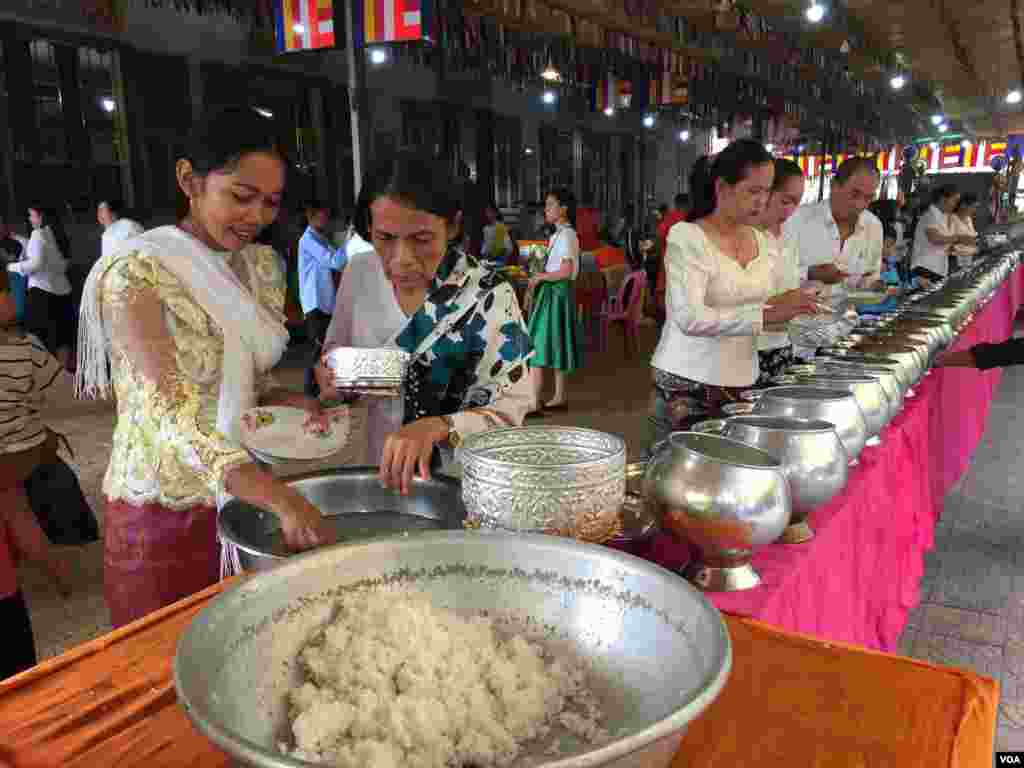 ពុទ្ធបរិស័ទកំពុងរាប់បាត្រនៅក្នុងវត្តមួយកណ្តាលរាជធានីភ្នំពេញកាលពីព្រឹកថ្ងៃសៅរ៍ ទី១៦ ខែ កញ្ញា ឆ្នាំ២០១៧។ (កាន់ វិច្ឆិកា/VOA)