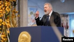 ARCHIVO - El periodista ruso Dimitry Muratov, durante su discurso de aceptación del premio Nobel de la Paz, en el ayuntamiento de Oslo, en diciembre de 2021.