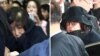 '국정농단 의혹'을 받는 최순실(개명 후 최서원)씨가 31일 서울 서초구 서울중앙지검에 모자와 안경을 쓰고 도착했다(오른쪽 사진). 시위하는 시민과 기자단을 거쳐 검찰 청사 안에 들어선 최 씨의 안경과 모자가 보이지 않는다(왼쪽 사진). 신발 한 짝이 벗겨지기도 했다. 