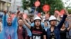 Wasu yan gudun hijira ne suke zagayawa cikin sansanin, wanda yake a wajen birnin Calais dake&nbsp; arewacin kasar Faransa. (Nicolas Pinault/VOA).