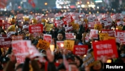 서울에서 19일 열린 촛불집회에서 참석자들이 박근혜 대통령의 퇴진을 요구하는 구호를 외치고 있다.