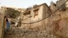 Seorang pria Lebanon berjalan melewati rumah-rumah yang hancur menyusul serangan udara Israel yang ditargetkan di Desa Khiam, Lebanon selatan, dekat perbatasan Lebanon-Israel pada 21 Juni 2024. (Foto: AFP)