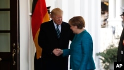 Дональд Трамп вітає з прибуттям до Білого дому Анґелу Меркель