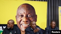 Presiden Afrika Selatan Cyril Ramaphosa memberi isyarat di samping anggota Komite Eksekutif Nasional (NEC), Wakil Presiden Paul Mashatile dan Gwede Mantashe,di Boksburg, sebelah timur Johannesburg, Afrika Selatan, 6 Juni 2024. (REUTERS/Siphiwe Sibeko)