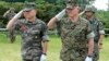 25일 한국 서해 최전방 연평도를 방문한 로런스 니콜슨 주일 미 해병대 사령관(오른쪽)이 이상훈 한국 해병대 사령관과 연평도 포격전 위령탑을 참배했다.