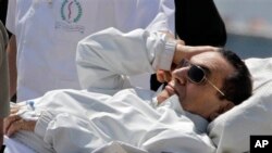 Tsohon Shugaban kasar Misira Hosni Mubarak lokacin da aka kawo shi kotu a kan gadon asibiti