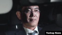 박근혜 한국 대통령과 최순실 씨 측에 거액의 뇌물을 제공한 혐의를 받는 이재용 삼성전자 부회장이 16일 영장실질심사를 마친 뒤 경기 의왕 서울구치소로 들어가고 있다.