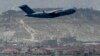 美国空军的一架飞机从喀布尔机场起飞。(2021年8月30日)
