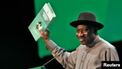 Shugaban Kasar Najeriya Goodluck Jonathan yana gabatar da rahoton aikin da gwamnatinsa ta gudanar cikin shekaru biyu
