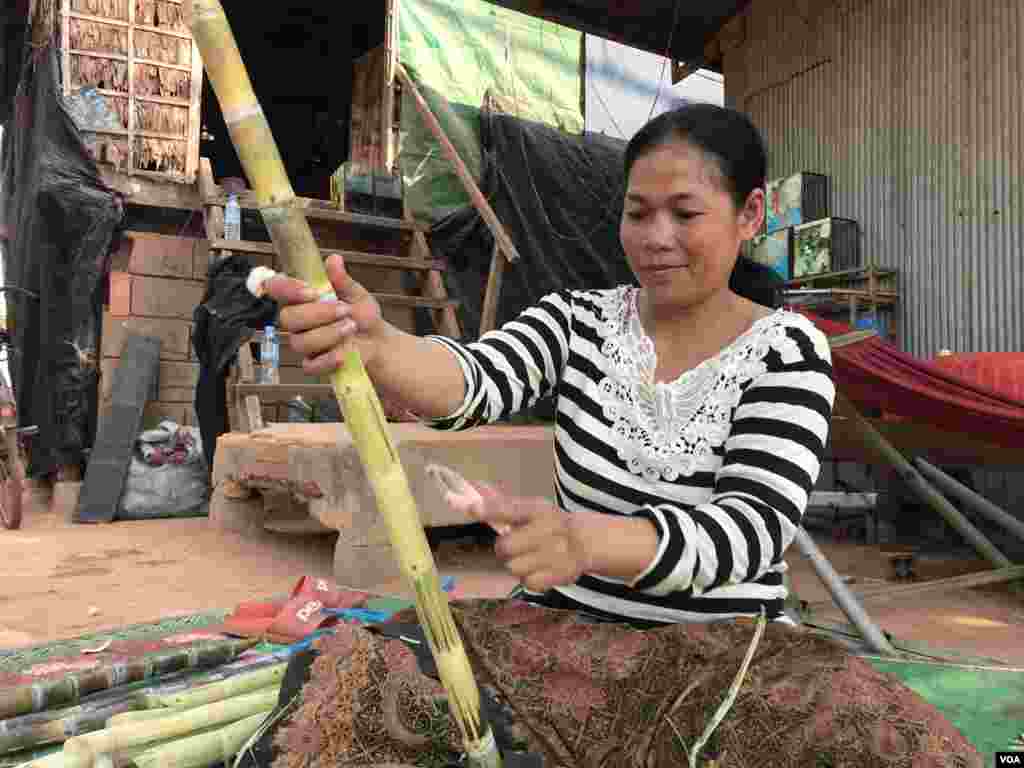 អ្នកស្រី រុន សារឿន អាយុ៣៥ ឆ្នាំ ម្តាយកូនពីរនាក់ដែលរៀននៅសាលាឯកជនមួយឈ្មោះសាលាឋានសួគ៌របស់ជនជាតិកូរ៉េ និយាយកាលពីថ្ងៃទី ១៤ ខែមីនា ឆ្នាំ២០២០ថា អ្នកស្រីមិនចង់ឲ្យកូននៅតែផ្ទះទេ ដោយសារគ្មានមិត្តភក្តិលេងជាមួយ។ (ហ៊ុល រស្មី/VOA)