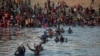 Des migrants, dont beaucoup d'Haïti, traversent le Rio Grande à pied depuis Del Rio, au Texas, pour retourner à Ciudad Acuña, au Mexique, le dimanche 19 septembre 2021, afin d'éviter l'expulsion des États-Unis vers Haïti. (Photo AP/Félix Marquez)