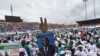 Une affiche de l'ancien président Laurent Gbagbo est exposée lors d'un rassemblement de l'unité de l'opposition ivoirienne au stade d'Abidjan, en Côte d'Ivoire, le 10 octobre 2020.