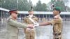 جنرل وائیں فارغ التحصیل ہونے والے ایک کیڈٹ کو اعزازی شمشیر دے رہے ہیں۔
