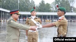 جنرل وائیں فارغ التحصیل ہونے والے ایک کیڈٹ کو اعزازی شمشیر دے رہے ہیں۔