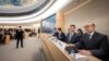 Người đứng đầu phái đoàn Trung Quốc tại Liên Hiệp Quốc tại Geneva Chen Xu (phải) đang xem hồ sơ trước khi Hội đồng Nhân quyền LHQ xem xét hồ sơ nhân quyền của Trung Quốc, vào ngày 23 tháng 1 năm 2024.