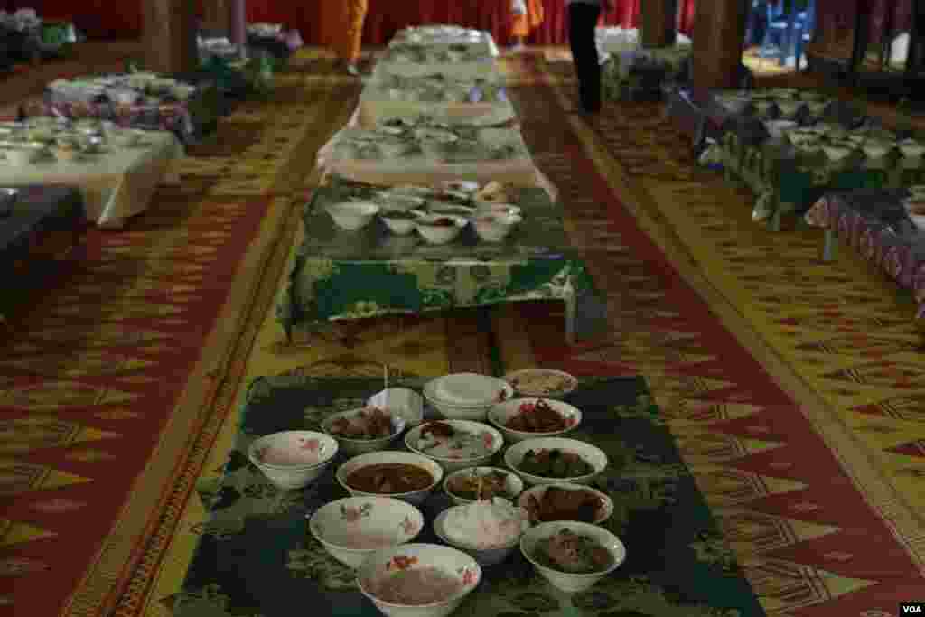 ចង្ហាន់ព្រះសង្ឃដែលត្រូវបានវេរប្រគេនរួចត្រូវបានតម្រៀបគ្នាលើតុសម្រាប់ព្រះសង្ឃនៅក្នុងវត្តមួយកណ្តាលរាជធានីភ្នំពេញកាលពីព្រឹកថ្ងៃសៅរ៍ ទី១៦ ខែ កញ្ញា ឆ្នាំ២០១៧។(ទុំ ម្លិះ/VOA)