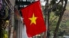 រូបឯកសារ៖ ទង់ជាតិ​វៀតណាម ដោត​នៅលើជញ្ជាំង​អាគារមួយ​ នៅតាម​ផ្លូវ​មួយ​​ក្នុង​ទីក្រុង​ហាណូយ​នៃ​ប្រទេស​វៀតណាម។