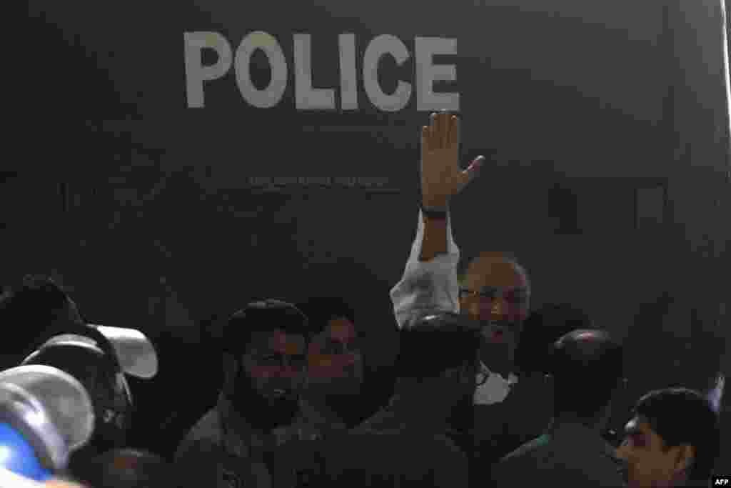 Salaudin Quader Chowdhury waves on his way into court, Dhaka, Oct. 1, 2013.