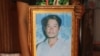 រូបឯកសារ៖ រូបថត​របស់​លោក ទុយ ស្រស់ ដែល​ត្រូវ​បាន​វាយ​ដល់​គ្រាំក្នុង និង​ស្លាប់ ត្រូវ​បាន​ដាក់តាំង​នៅក្នុង​ផ្ទះ​របស់​លោក ក្នុង​ភូមិជ្រៃ ឃុំចង្ហា ស្រុកអូរជ្រៅ ខេត្តបន្ទាយមានជ័យ។ (ស៊ុន ណារិន/វីអូអេ)