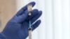 Un travailleur médical russe prépare une photo du vaccin russe contre le coronavirus Spoutnik V à Moscou le jeudi 10 décembre 2020. (Photo AP / Pavel Golovkin)