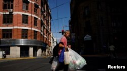 资料照片：一名拾荒男子走过上海街头。（2024年9月27日）