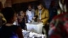 Les agents électoraux en plein dépouillement des bulletins de vote le 29 juillet 2018 à Bamako, après l'élections présidentielle malienne.