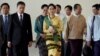 မြန်မာကိုယ်စားလှယ်အဖွဲ့ကို ဦးဆောင်တဲ့နိုင်ငံတော် အတိုင်ပင်ခံပုဂ္ဂိုလ်လည်းဖြစ်၊ နိုင်ငံခြားရေးဝန်ကြီးလည်းဖြစ်တဲ့ ဒေါ်အောင်ဆန်းစုကြည် မြန်မာနိုင်ငံမှ ထွက်ခွာစဉ်။
