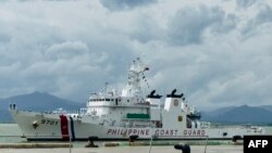 菲律宾海岸警卫队船只马戈巴努亚号抵达巴拉望岛的港口。(2024年9月15日)