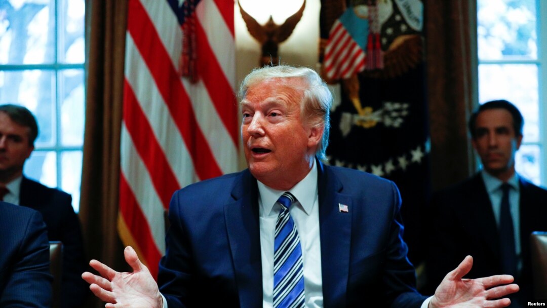 El presidente de EE.UU, Donald Trump, habla con periodistas en la Casa Blanca durante una reunión con banqueros sobre la respuesta al COVID-19, Marzo 11 de 2020. 
